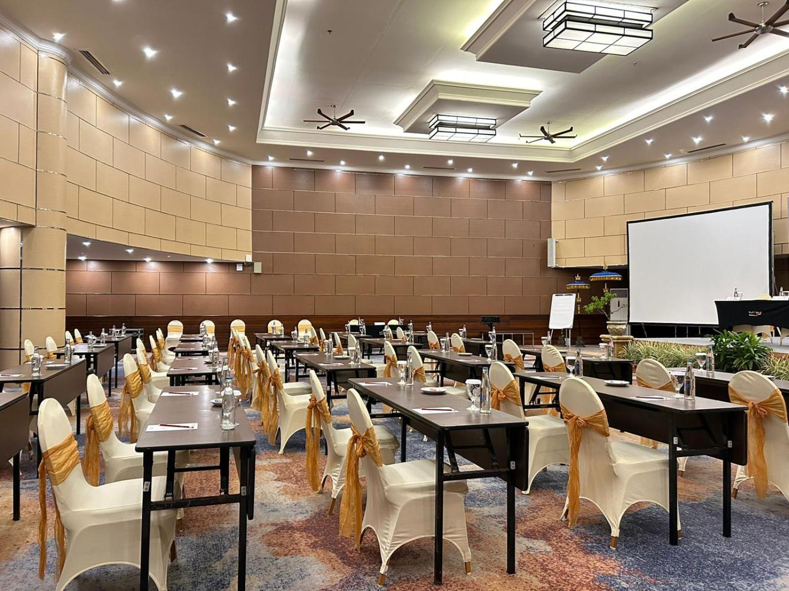 Hotel Kutabex Beachfront Hotel 3*